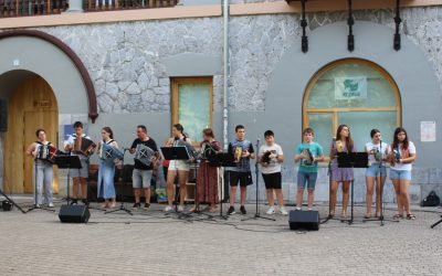 Musika eskolako trikitilariek